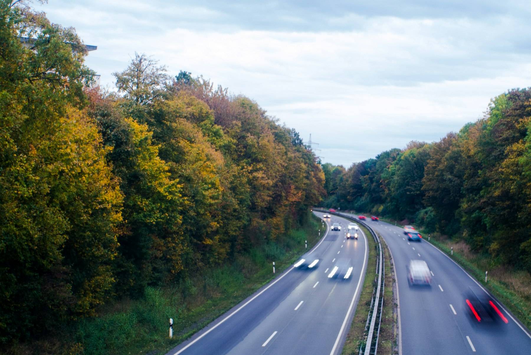 Deutsche Autobahn mit Fahrbahnmarkierungen bei Tageslicht