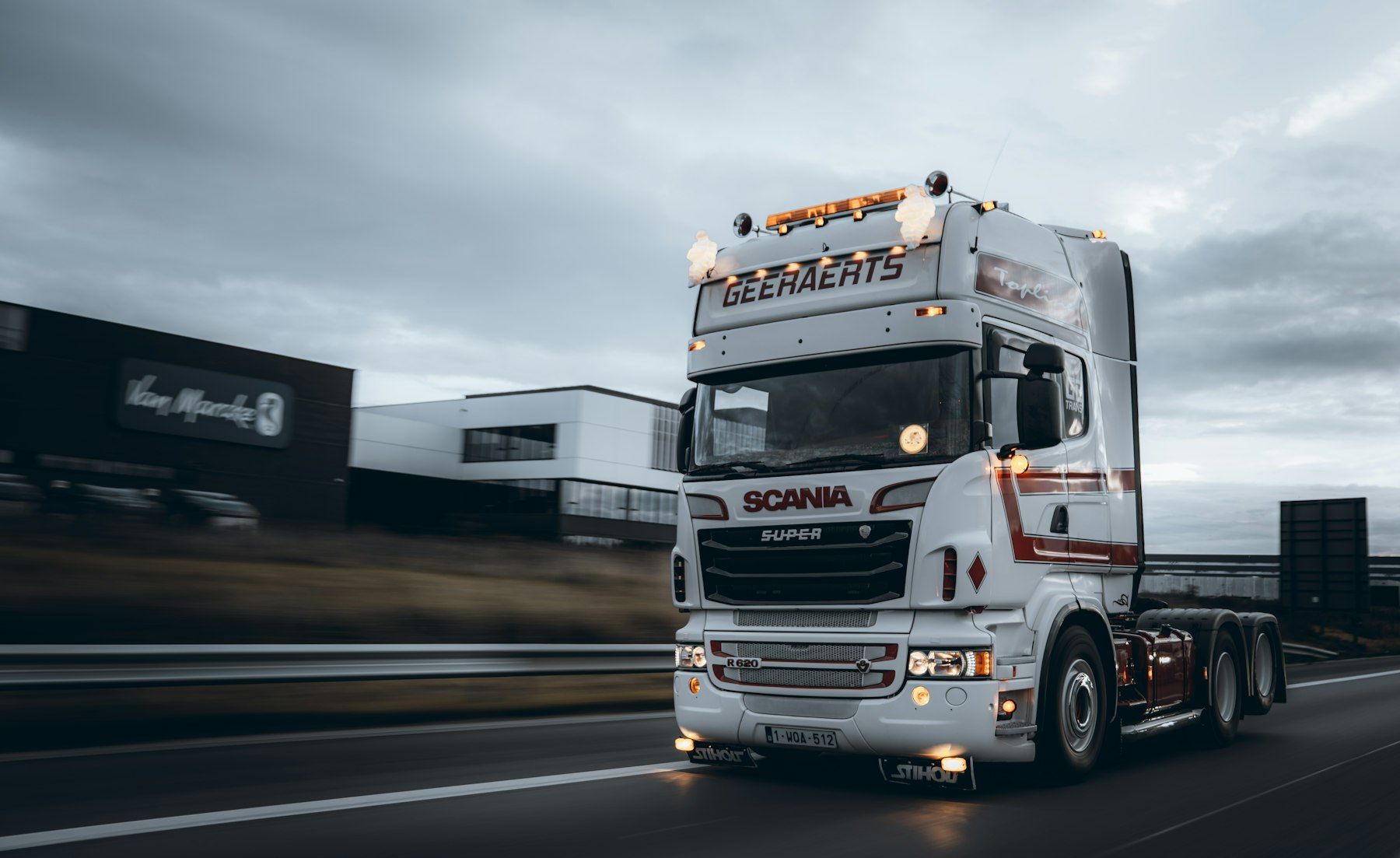 Sattelzugmaschine auf der Autobahn