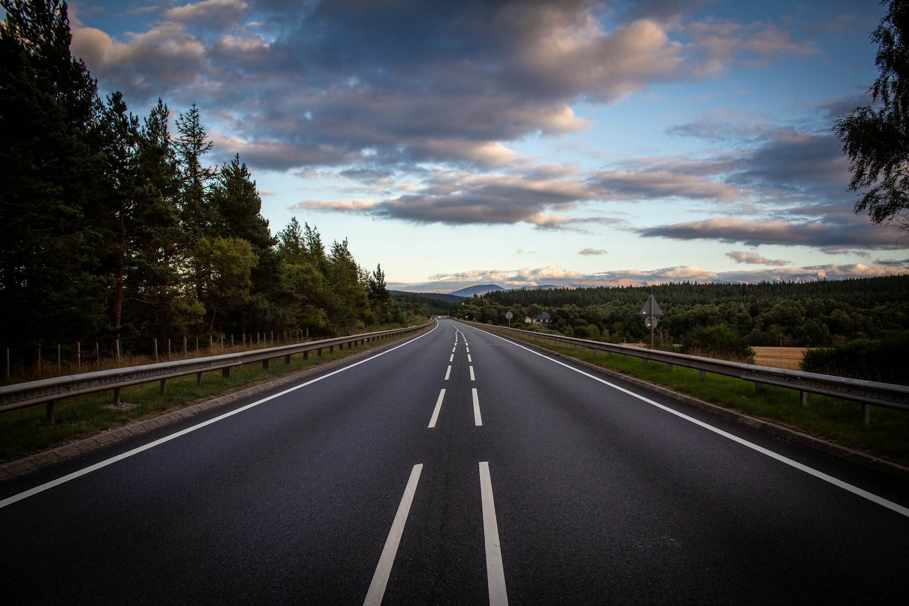 Leere Landstraße, die bis zum Horizont führt